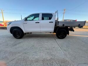 Toyota Hilux SR 4×4 (2023) – 2.8L diesel turbo engine