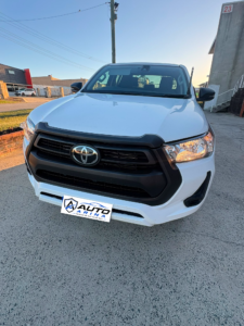 Toyota Hilux SR 4×4 (2023) – 2.8L diesel turbo engine