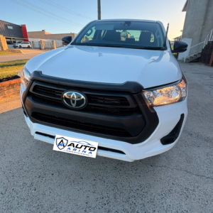 Toyota Hilux SR 4x4 (2023) - 2.8L diesel turbo engine